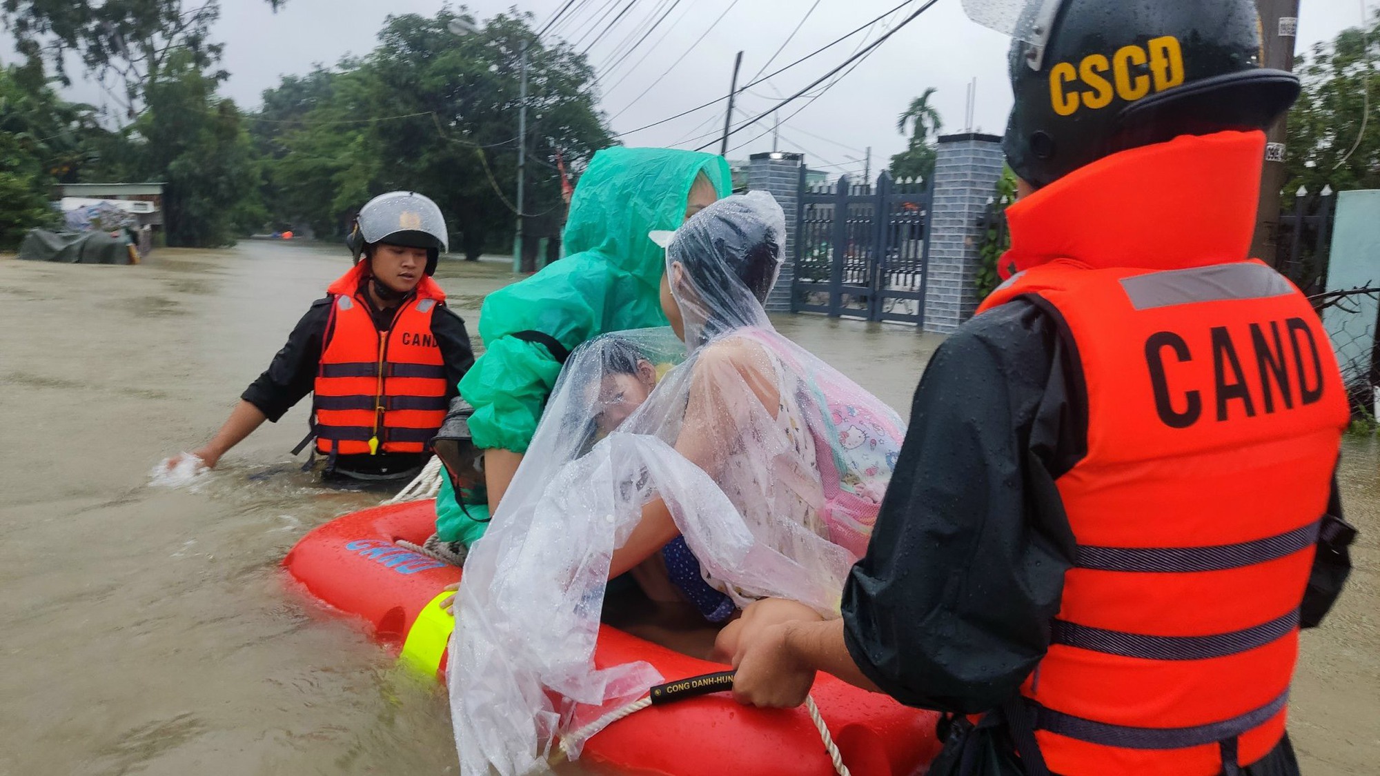 C&ocirc;ng an lội nước bạc cứu 12 người mắc kẹt trong v&ugrave;ng lũ - Ảnh 2.