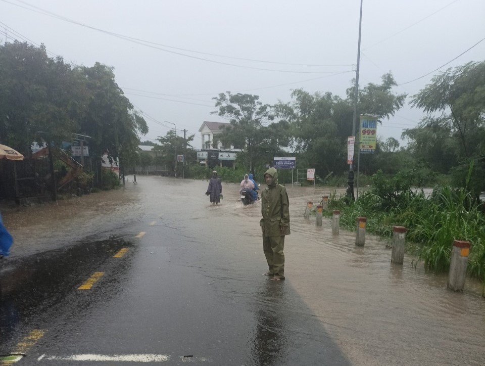 Th&ocirc;ng xe bước 1 điểm sạt lở tr&ecirc;n tỉnh lộ 611 Quảng Nam - Ảnh 4.