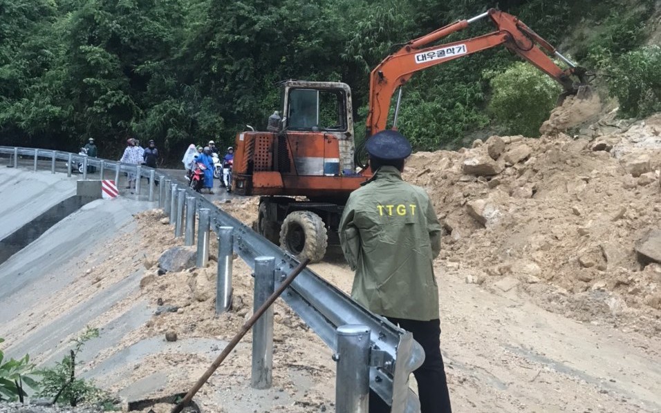 &Ocirc; t&ocirc; c&oacute; thể đi qua điểm sạt lở đ&egrave;o Le tr&ecirc;n tỉnh lộ 611 Quảng Nam