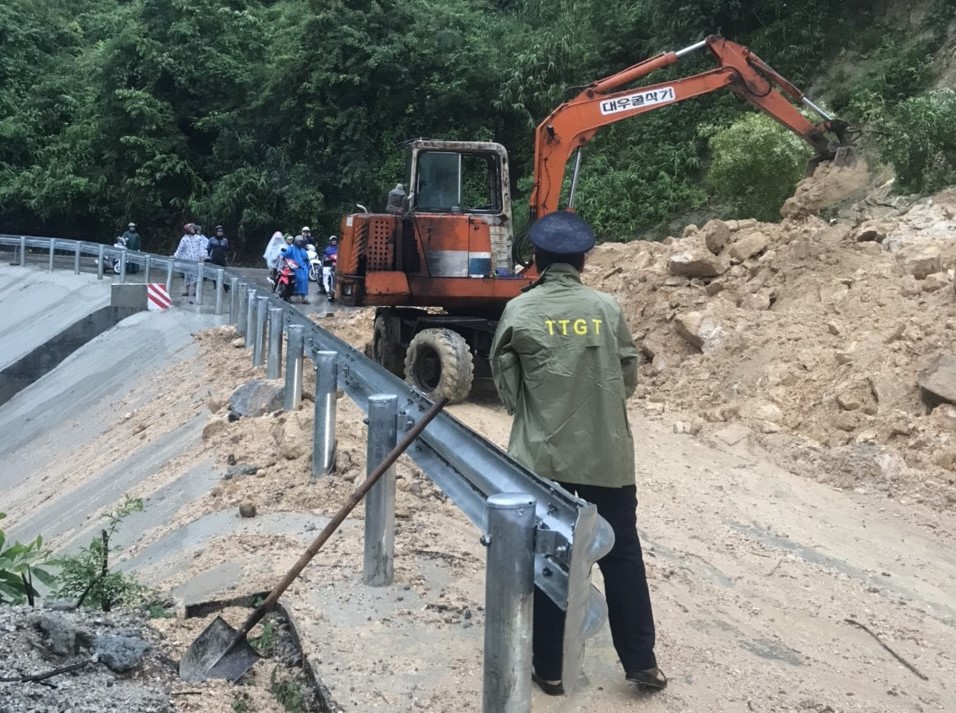 Th&ocirc;ng xe bước 1 điểm sạt lở tr&ecirc;n tỉnh lộ 611 Quảng Nam - Ảnh 1.