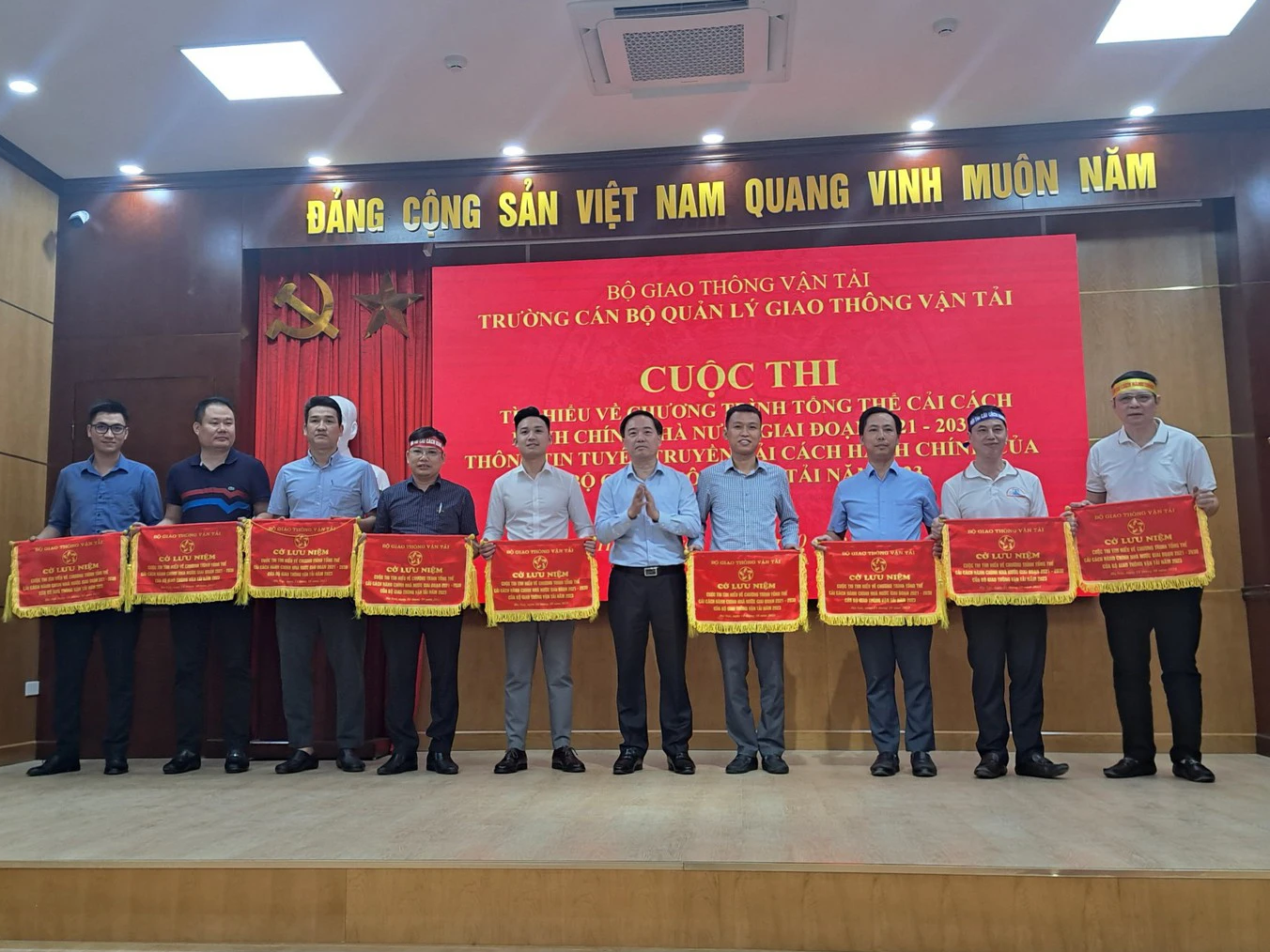 Bộ GTVT trao giải cuộc thi về cải c&aacute;ch h&agrave;nh ch&iacute;nh - Ảnh 1.