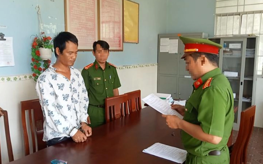 Người đ&agrave;n &ocirc;ng đ&acirc;m h&agrave;ng x&oacute;m v&igrave;... n&oacute;i chuyện ồn &agrave;o