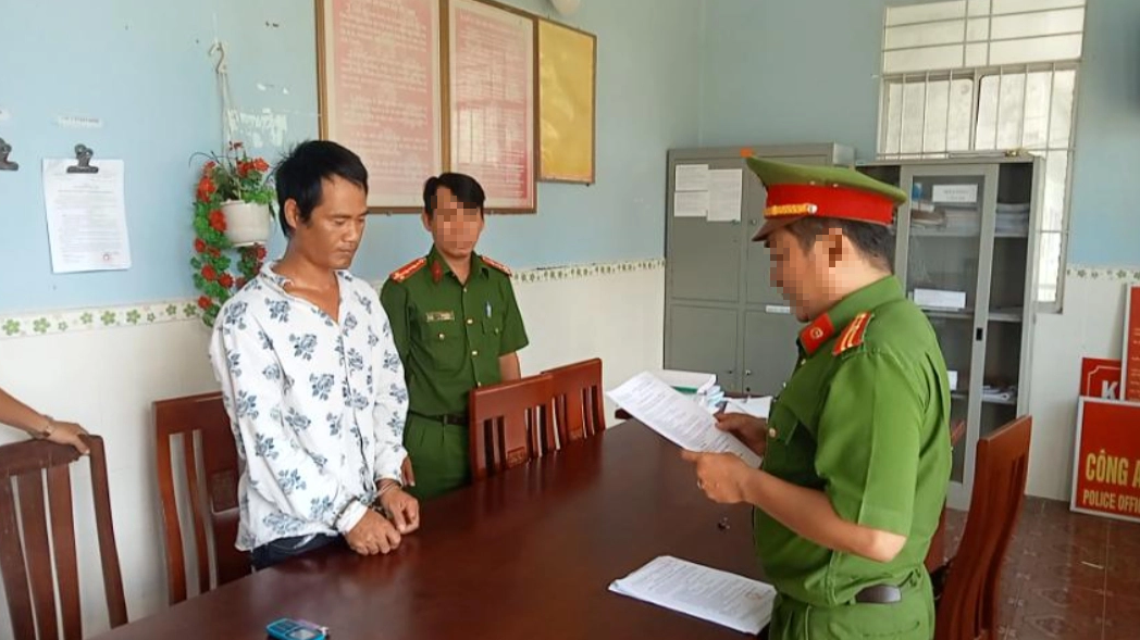 Bắt giam đối tượng d&ugrave;ng dao đ&acirc;m h&agrave;ng x&oacute;m g&acirc;y thương t&iacute;ch - Ảnh 1.