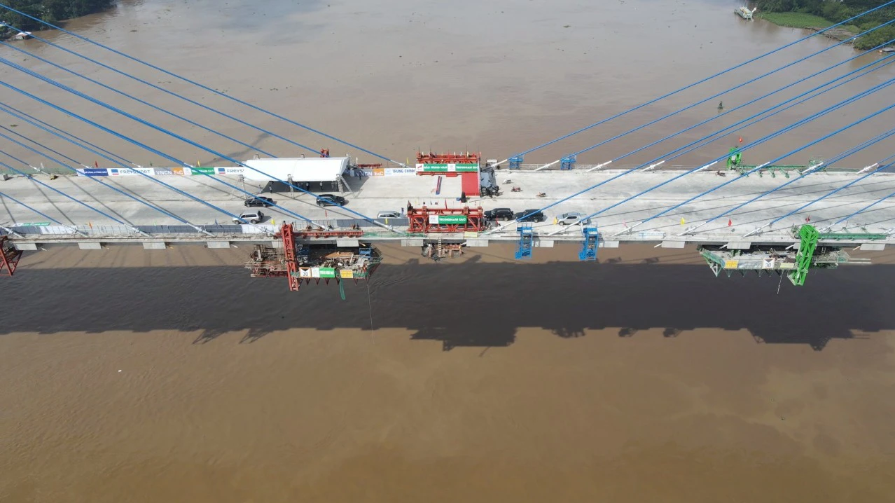 Niềm vui công nhân ngày hợp long cầu Mỹ Thuận 2 - Ảnh 1. Niềm vui công nhân ngày hợp long cầu Mỹ Thuận 2 - Ảnh 1.