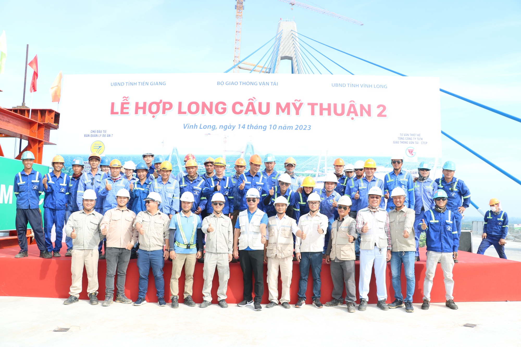 Niềm vui công nhân ngày hợp long cầu Mỹ Thuận 2 - Ảnh 4. Niềm vui công nhân ngày hợp long cầu Mỹ Thuận 2 - Ảnh 4.