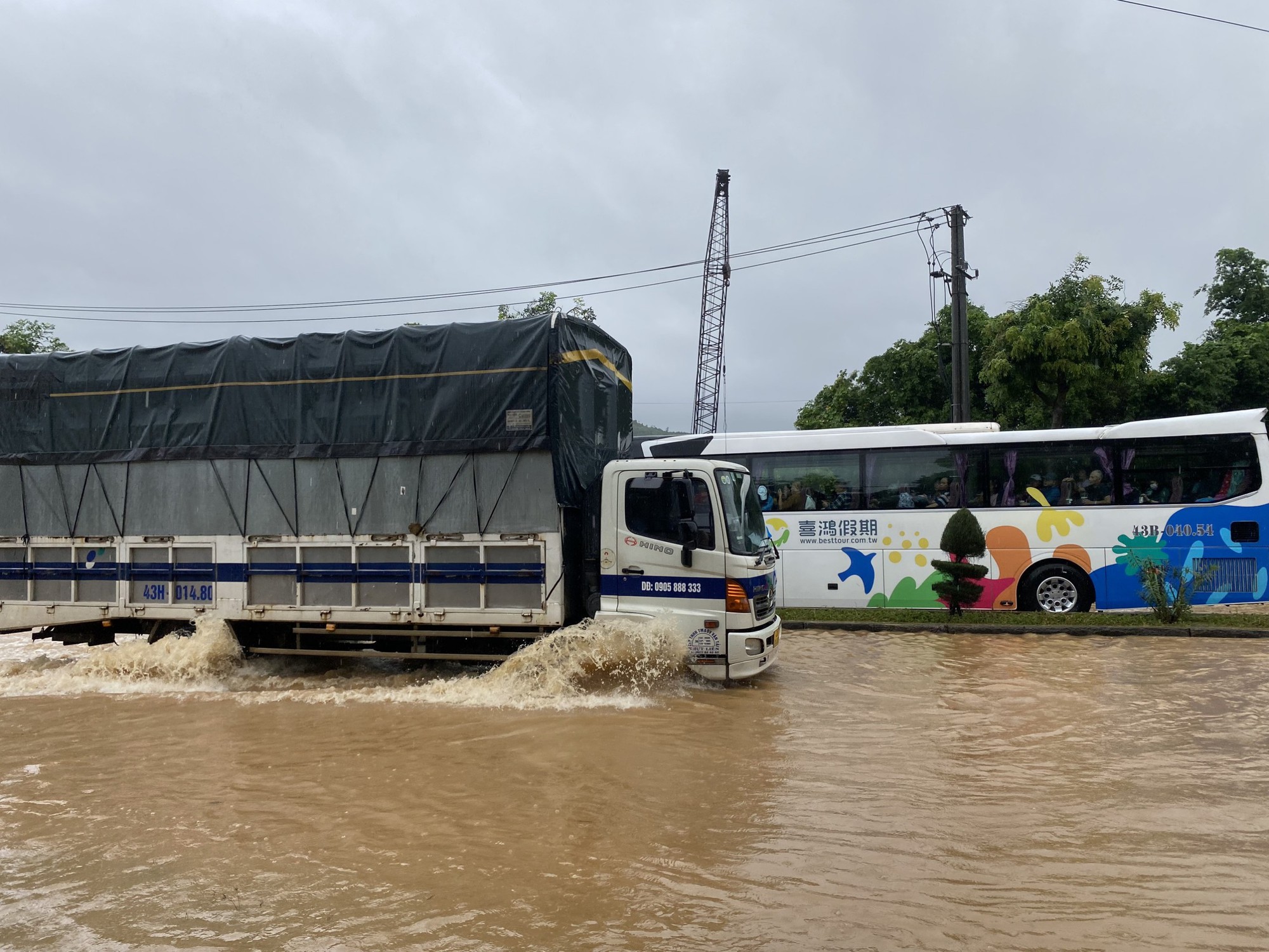 Đ&agrave; Nẵng: Cắt đường l&ecirc;n b&aacute;n đảo Sơn Tr&agrave;, nhiều tuyến quốc lộ ngập s&acirc;u - Ảnh 1.