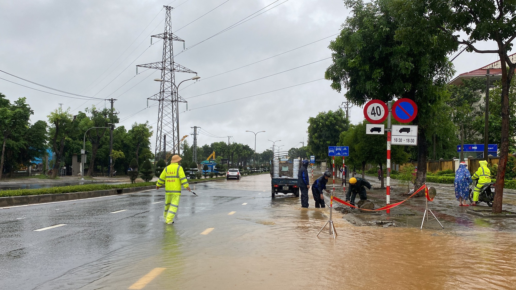 Đ&agrave; Nẵng: Cắt đường l&ecirc;n b&aacute;n đảo Sơn Tr&agrave;, nhiều tuyến quốc lộ ngập s&acirc;u - Ảnh 3.