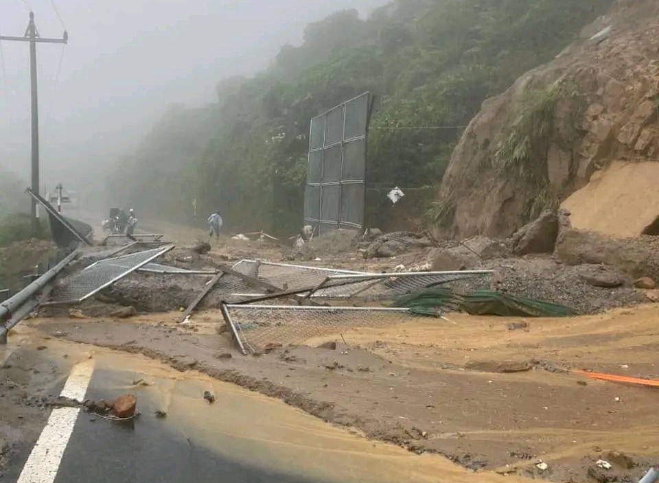 Th&ocirc;ng xe qua điểm sạt lở đ&egrave;o Hải V&acirc;n - Ảnh 1.
