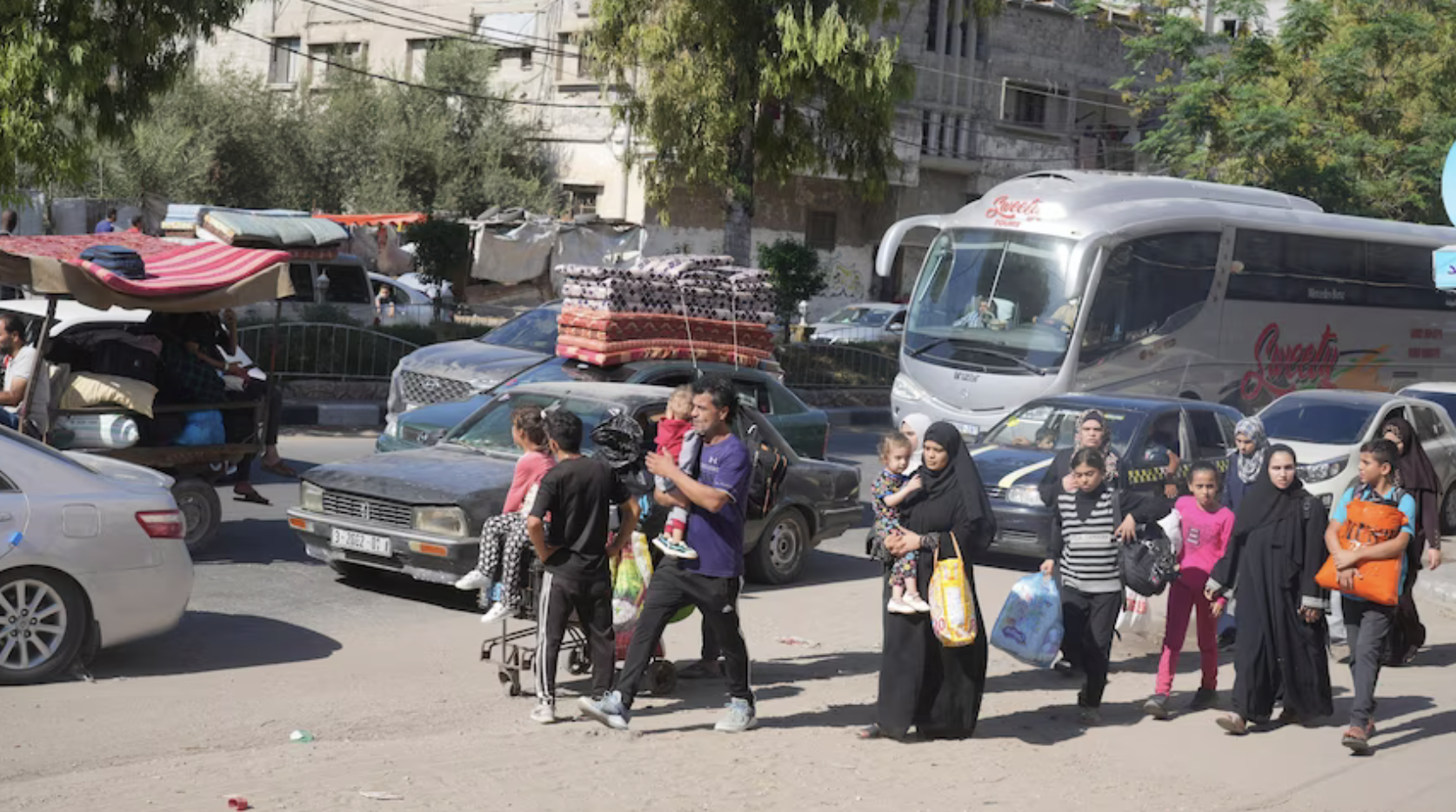 Giờ cảnh b&aacute;o tấn c&ocirc;ng cận k&egrave;, h&agrave;ng ngh&igrave;n người ở Gaza lũ lượt sơ t&aacute;n - Ảnh 8.