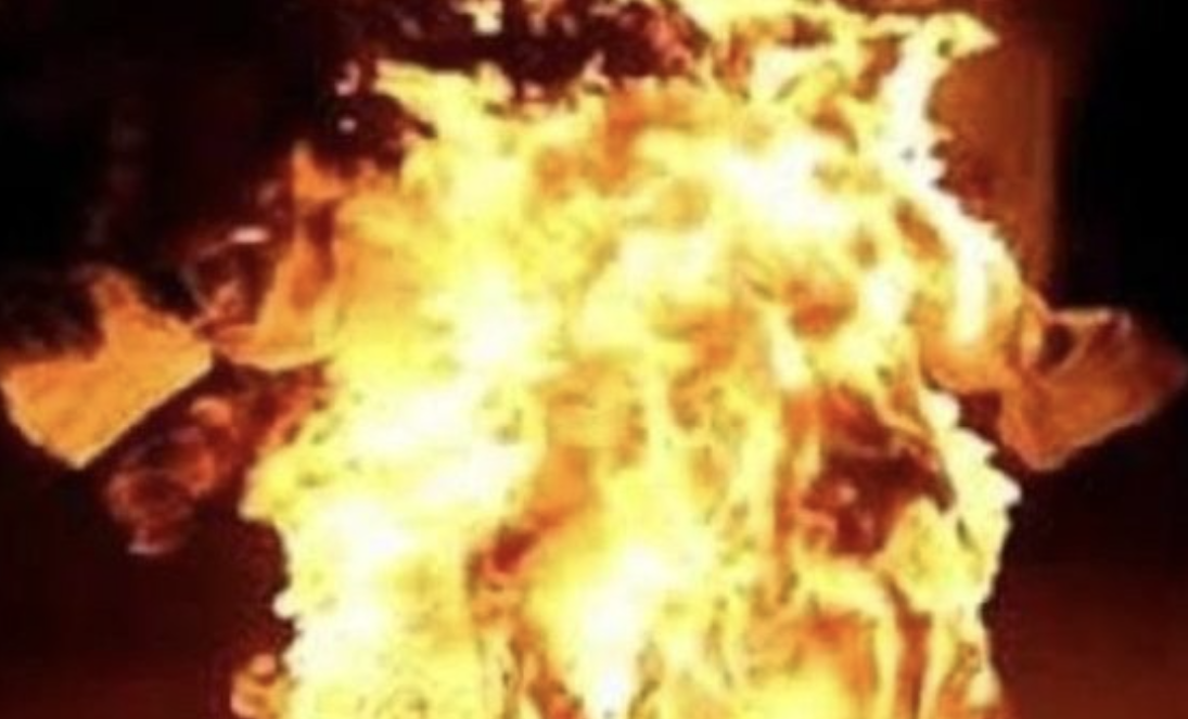 C&ocirc;ng an điều tra vụ người đ&agrave;n &ocirc;ng tẩm xăng tự thi&ecirc;u - Ảnh 1.