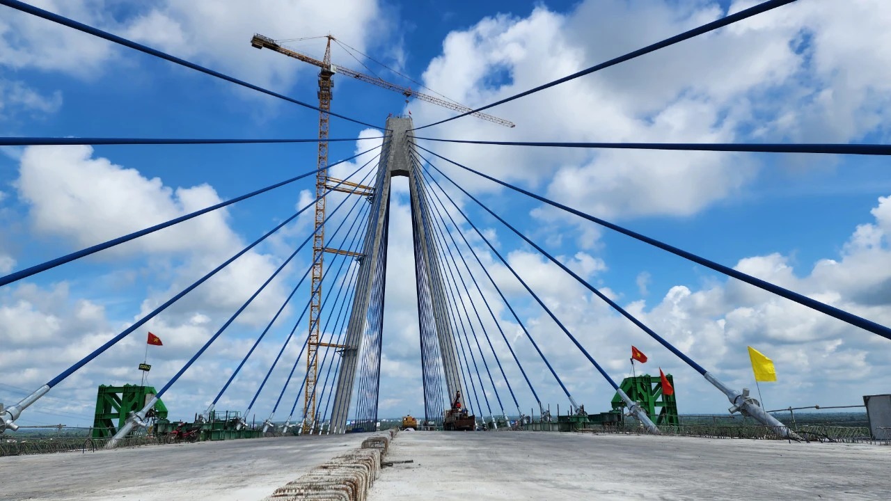 Niềm vui của công nhân ngày hợp long cầu Mỹ Thuận 2 - Ảnh 1. Niềm vui của công nhân ngày hợp long cầu Mỹ Thuận 2 - Ảnh 1.