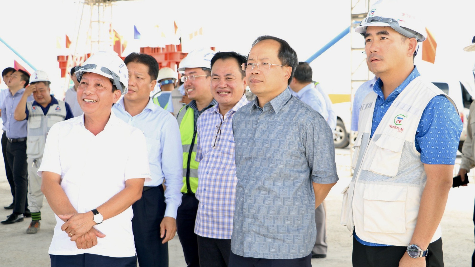 Niềm vui công nhân ngày hợp long cầu Mỹ Thuận 2 - Ảnh 3. Niềm vui công nhân ngày hợp long cầu Mỹ Thuận 2 - Ảnh 3.