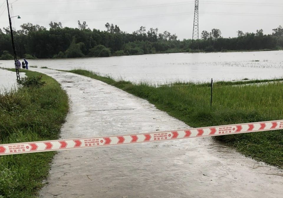 Quảng Ng&atilde;i mưa lớn k&eacute;o d&agrave;i nhiều nơi bị ngập, giao th&ocirc;ng chia cắt - Ảnh 3.
