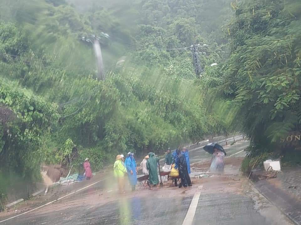 Phong tỏa to&agrave;n bộ đường l&ecirc;n b&aacute;n đảo Sơn Tr&agrave; - Ảnh 1.