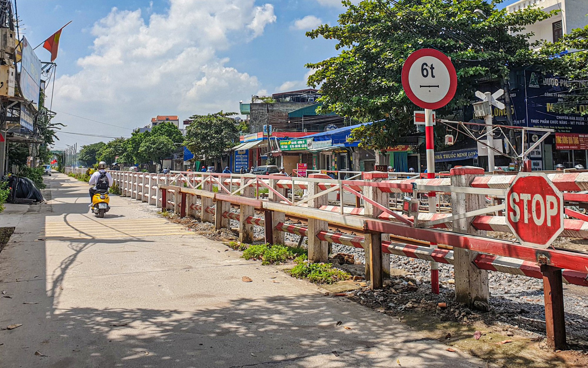 Nhan nhản lối đi tự mở, nguy cơ t&agrave;u đ&acirc;m - Ảnh 1.