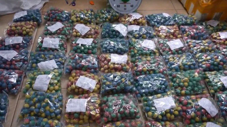 Bắt 13 người trong nh&oacute;m tội phạm giao dịch gần 6 tấn ph&aacute;o - Ảnh 1.