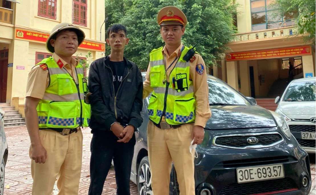 Dừng kiểm tra xe, CSGT Nghệ An ph&aacute;t hiện đối tượng trộm &ocirc; t&ocirc; - Ảnh 1.