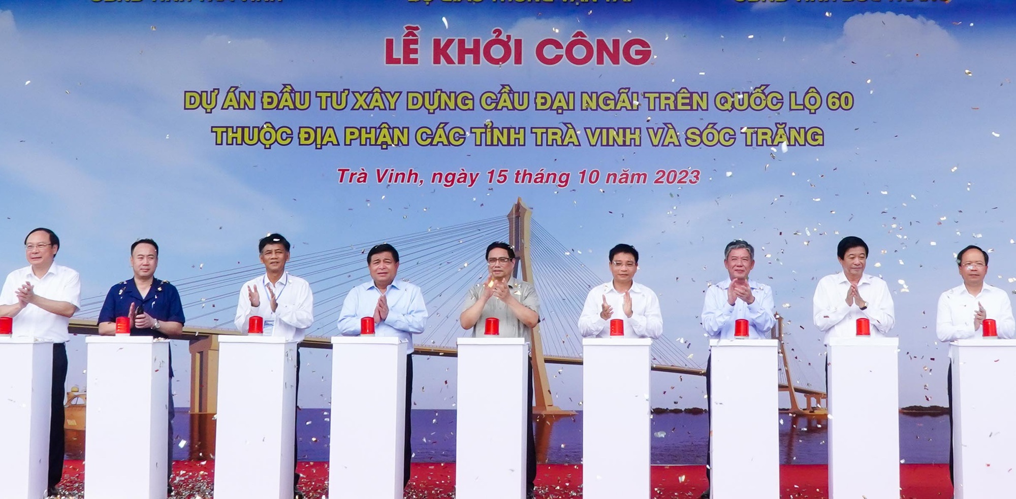 Thủ tướng ấn n&uacute;t khởi c&ocirc;ng cầu Đại Ng&atilde;i vượt s&ocirc;ng Hậu, nối Tr&agrave; Vinh - S&oacute;c Trăng - Ảnh 3.
