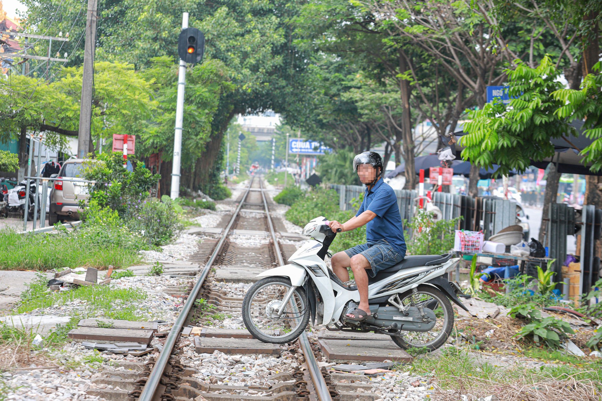 Nhan nhản lối đi tự mở, nguy cơ t&agrave;u đ&acirc;m - Ảnh 8.