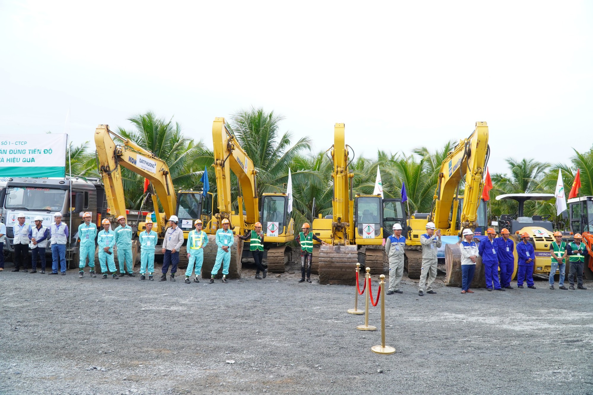 Thủ tướng ấn n&uacute;t khởi c&ocirc;ng cầu Đại Ng&atilde;i vượt s&ocirc;ng Hậu, nối Tr&agrave; Vinh - S&oacute;c Trăng - Ảnh 7.