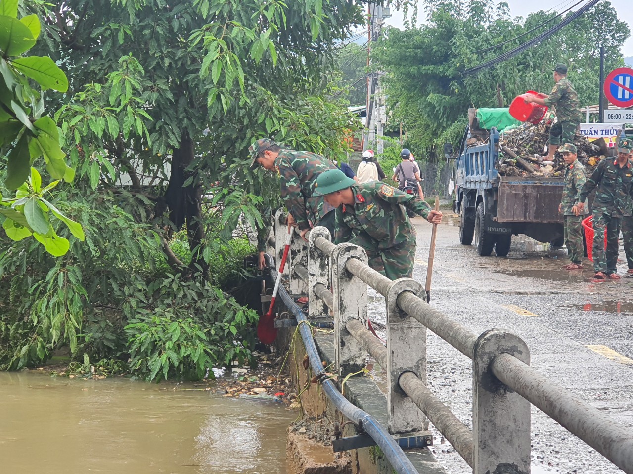 Đ&agrave; Nẵng ngớt mưa, nhiều khu d&acirc;n cư vẫn ngập - Ảnh 7.