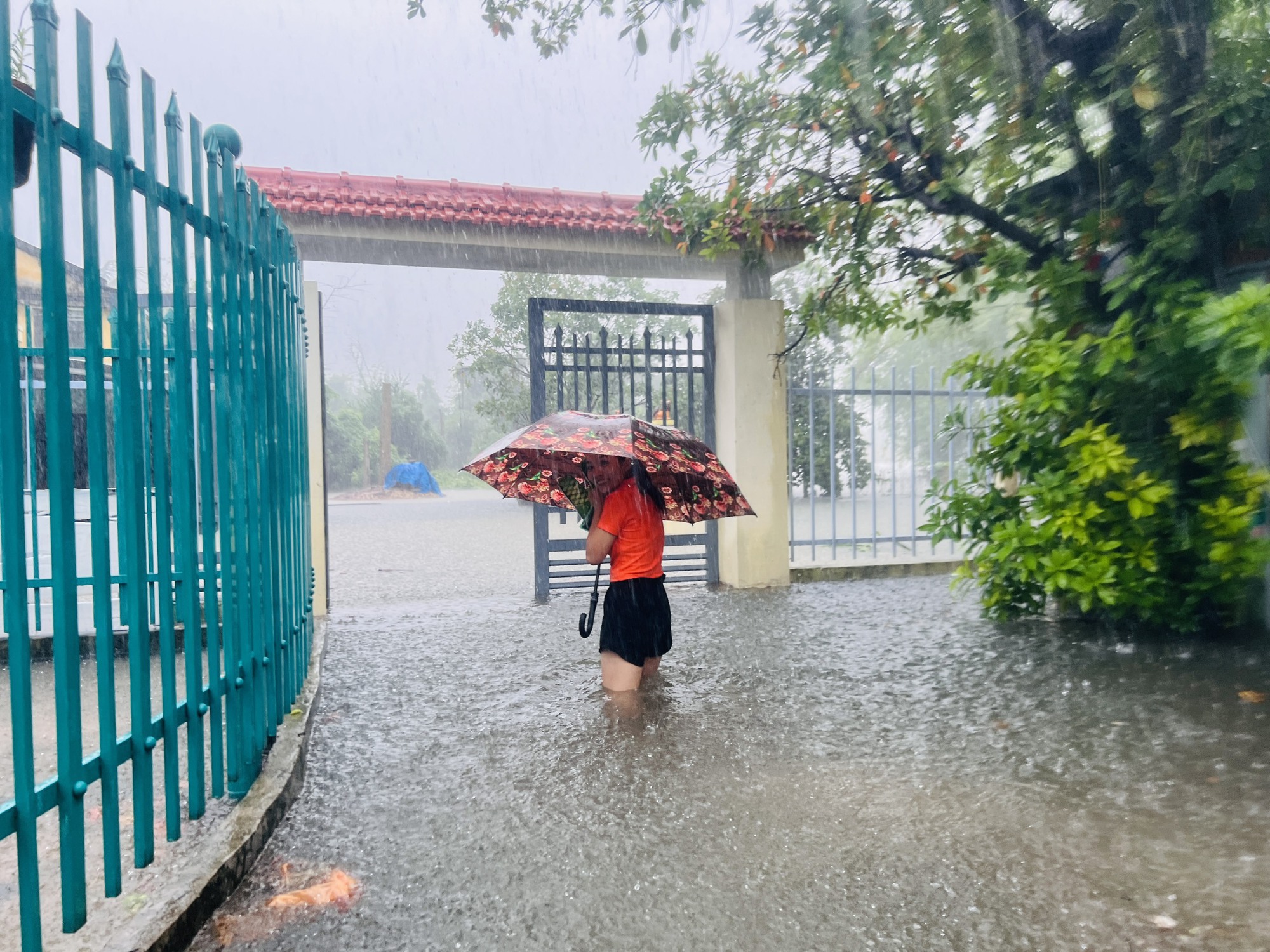 Mưa xối xả, nhiều tuyến đường, khu d&acirc;n cư tại Tam Kỳ th&agrave;nh s&ocirc;ng  - Ảnh 10.