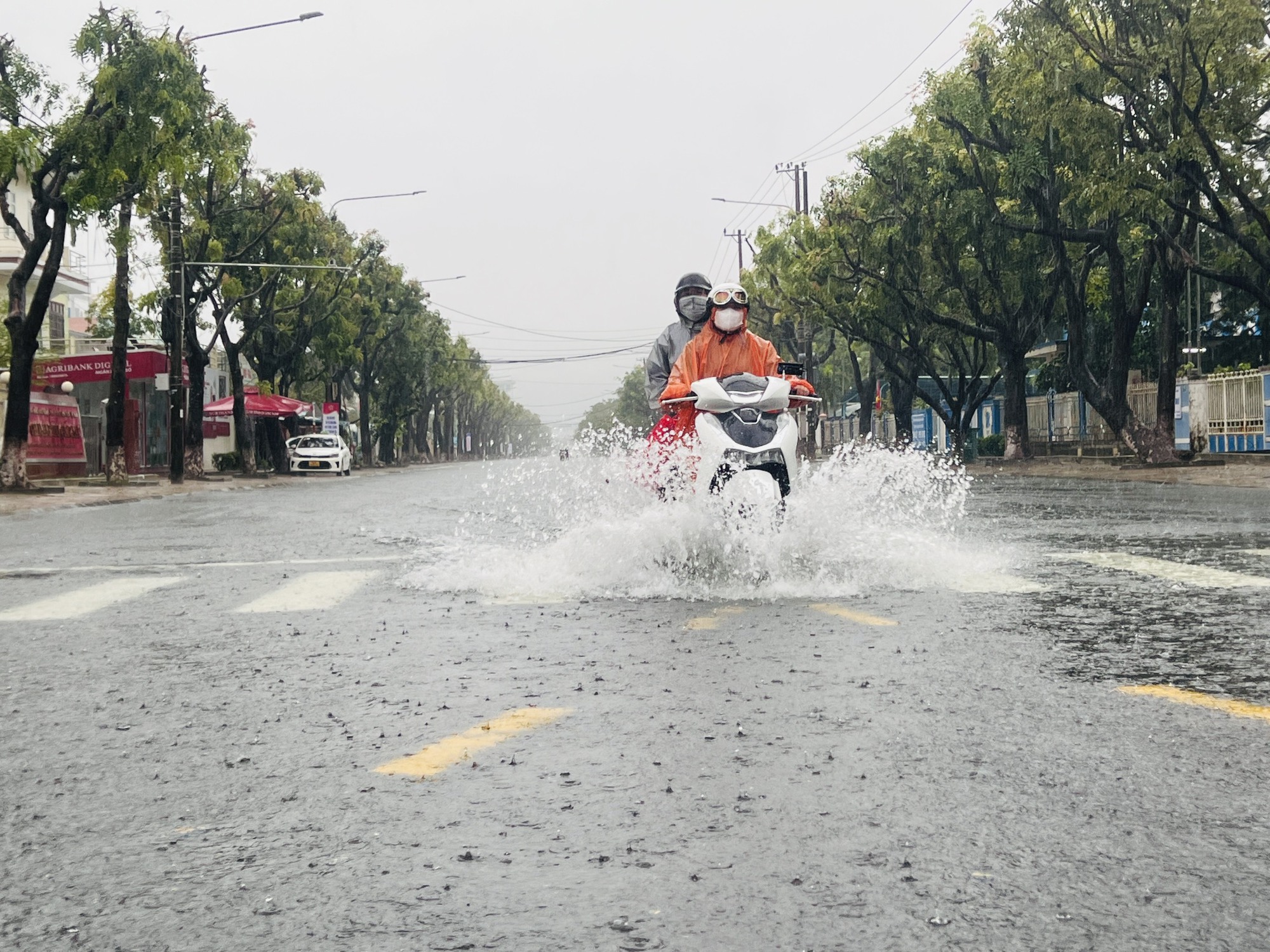 Mưa xối xả, nhiều tuyến đường, khu d&acirc;n cư tại Tam Kỳ th&agrave;nh s&ocirc;ng  - Ảnh 5.