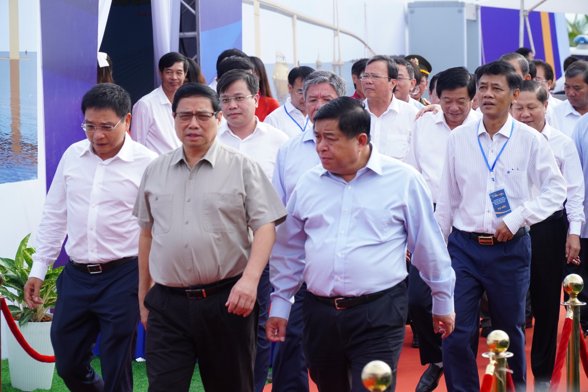 Thủ tướng ấn n&uacute;t khởi c&ocirc;ng cầu Đại Ng&atilde;i vượt s&ocirc;ng Hậu, nối Tr&agrave; Vinh - S&oacute;c Trăng - Ảnh 1.