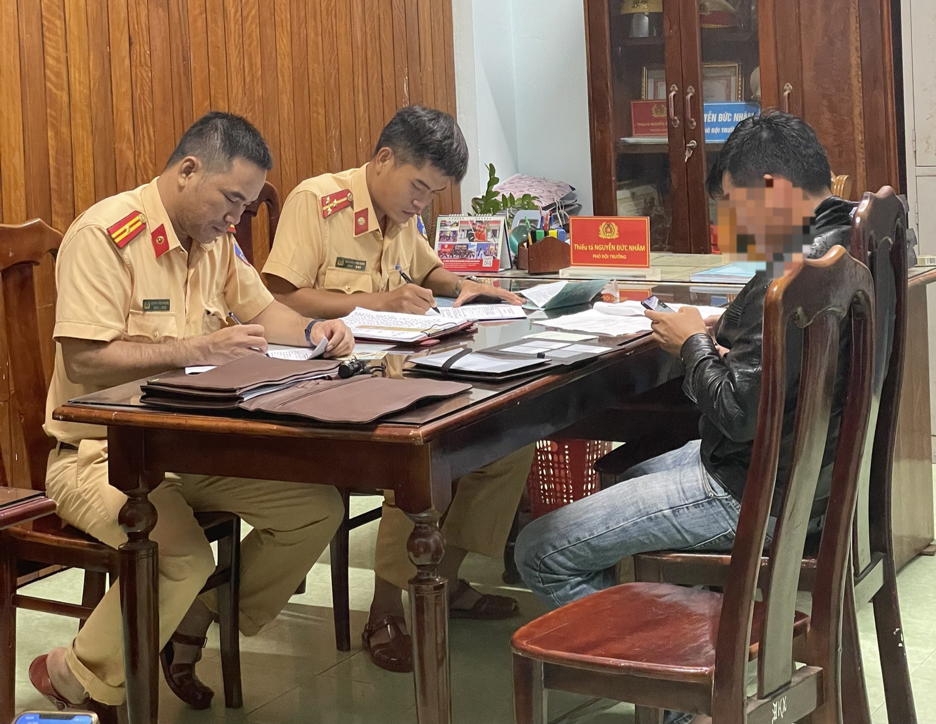 T&agrave;i xế &ocirc; t&ocirc; t&ocirc;ng hai mẹ con rồi bỏ chạy vi phạm nồng độ cồn - Ảnh 1.