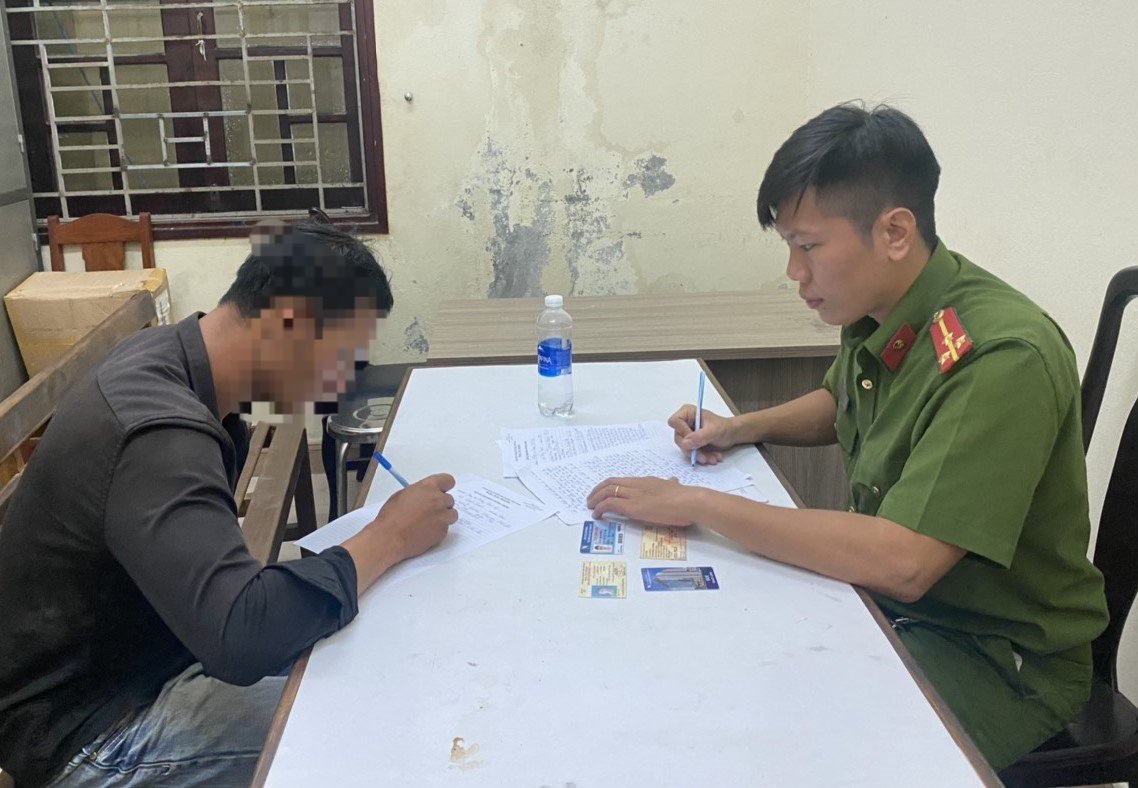 Lợi dụng mưa lũ, nam thanh ni&ecirc;n trộm ra tay trộm xe m&aacute;y - Ảnh 1.