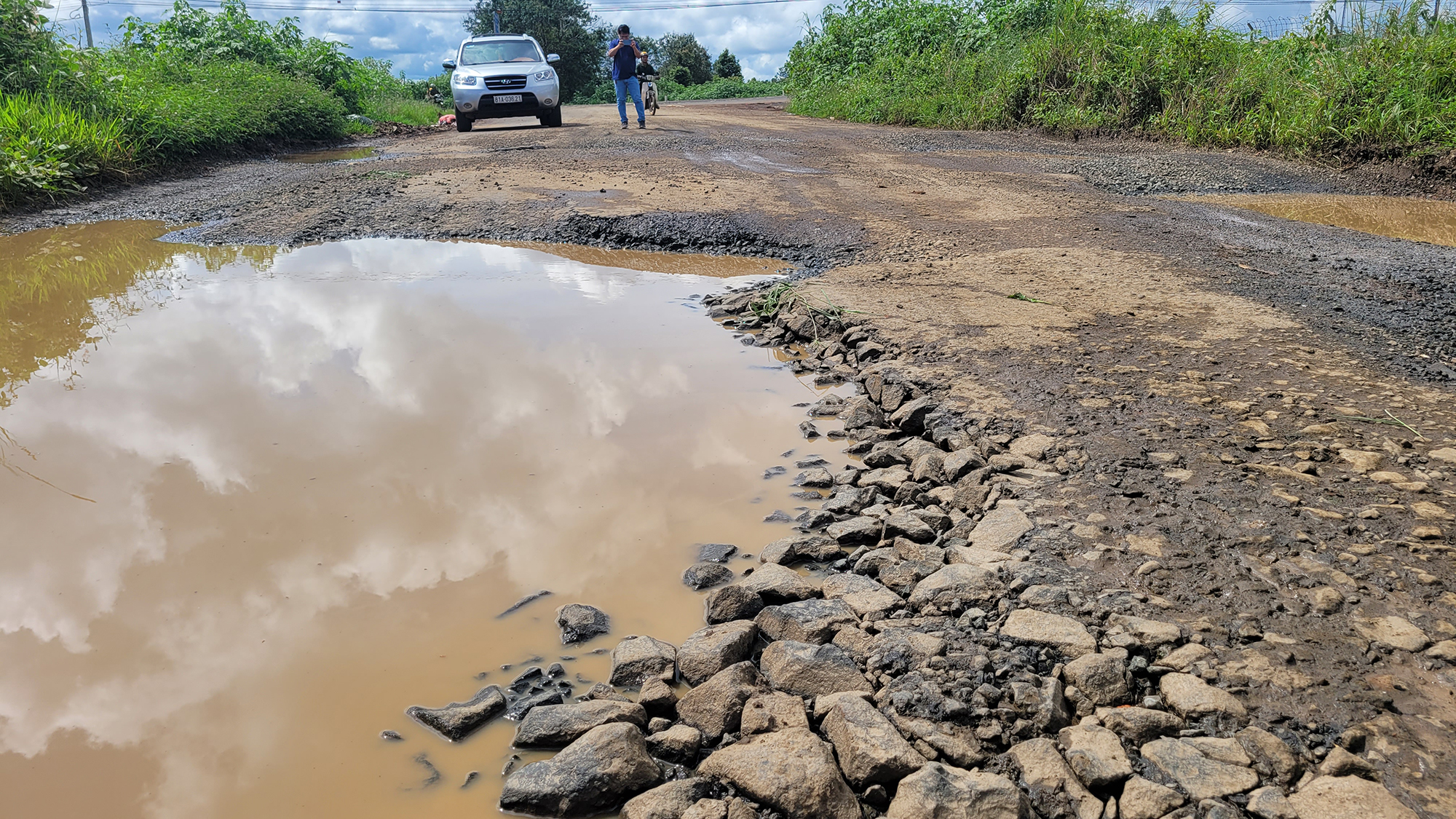 Gia Lai: Tai nạn r&igrave;nh rập tr&ecirc;n đường 200 tỷ &ldquo;n&aacute;t như tương&rdquo; - Ảnh 1.