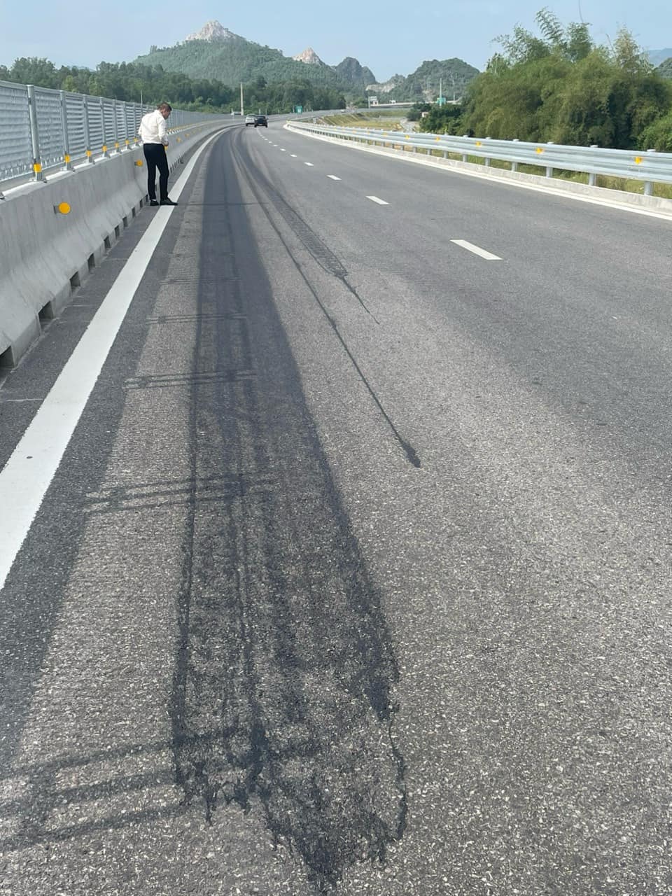 Thực hư việc nh&agrave; thầu "tố" kẻ xấu đổ ho&aacute; chất l&ecirc;n mặt đường cao tốc - Ảnh 2.