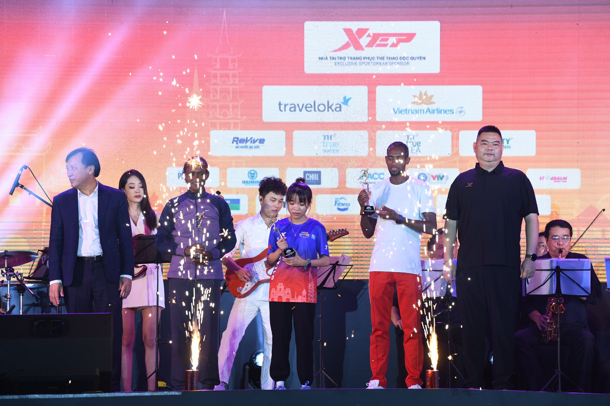 Ch&acirc;n chạy Việt Nam đ&aacute;nh bại đối thủ ch&acirc;u Phi ở giải Marathon Di sản H&agrave; Nội - Ảnh 1.