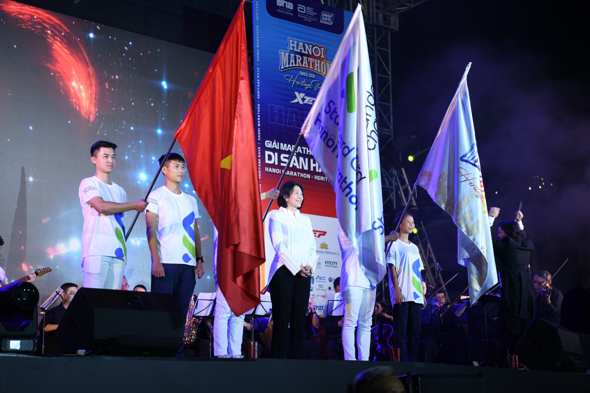 Ch&acirc;n chạy Việt Nam đ&aacute;nh bại đối thủ ch&acirc;u Phi ở giải Marathon Di sản H&agrave; Nội - Ảnh 2.