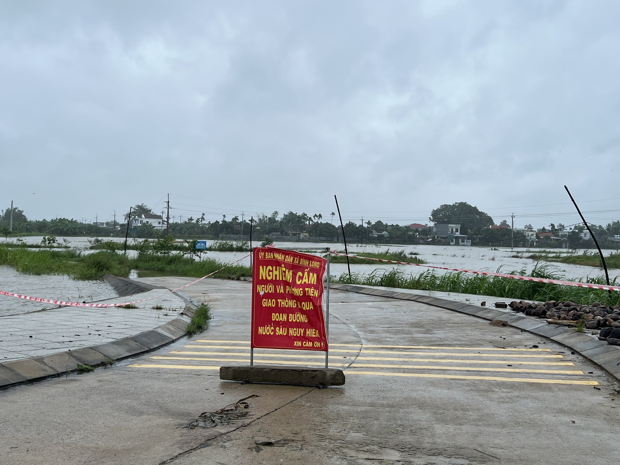 Nước lũ bao v&acirc;y, giao th&ocirc;ng chia cắt, h&agrave;ng trăm hộ d&acirc;n bị c&ocirc; lập - Ảnh 1.