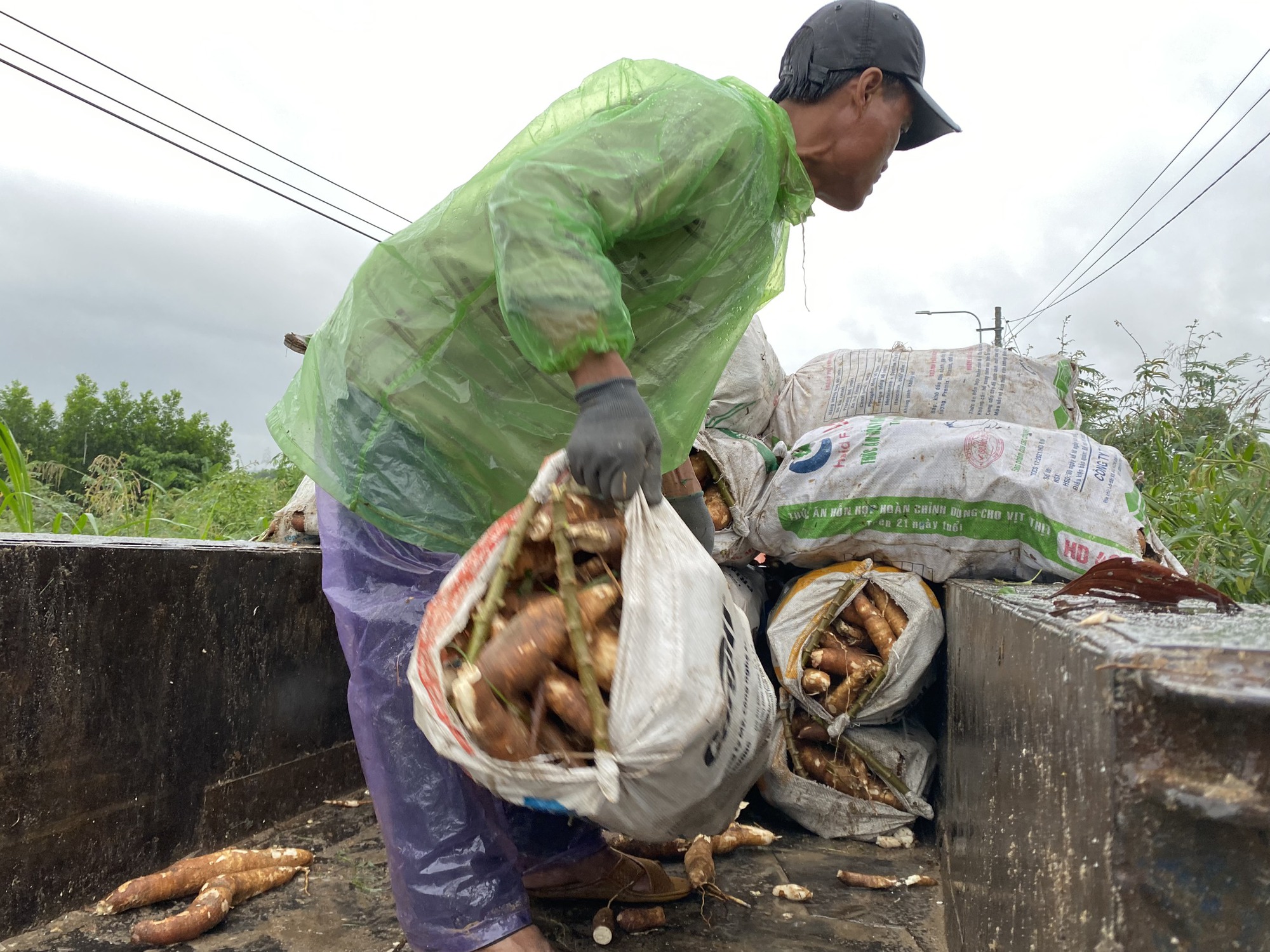 Nước lũ bao v&acirc;y, giao th&ocirc;ng chia cắt, h&agrave;ng trăm hộ d&acirc;n bị c&ocirc; lập - Ảnh 4.