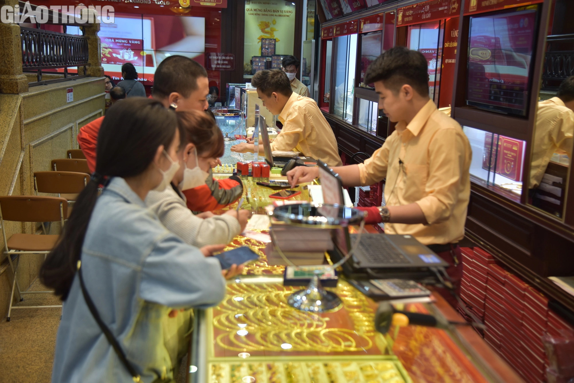 Gi&aacute; v&agrave;ng tăng mạnh: Nh&agrave; đầu tư tranh thủ chốt lời, người vay mất cả trăm triệu - Ảnh 1.