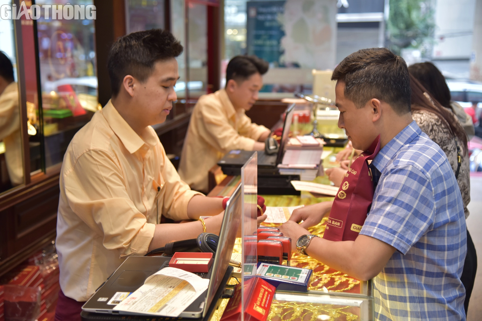 Gi&aacute; v&agrave;ng tăng mạnh: Nh&agrave; đầu tư tranh thủ chốt lời, người vay mất cả trăm triệu - Ảnh 3.