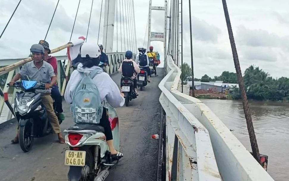 Cầu tải trọng 5 tấn ở C&agrave; Mau bị l&uacute;n nặng v&igrave; xe tải hơn 31 tấn đi qua