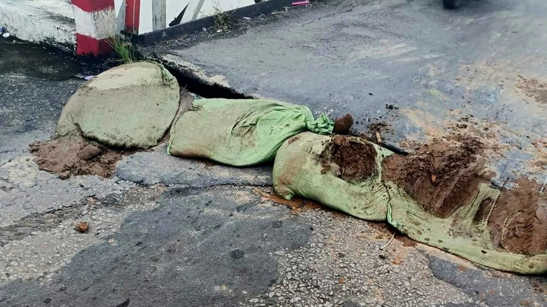 Xe tải h&agrave;ng chục tấn qua cầu 5 tấn, g&acirc;y hư hỏng nặng ở C&agrave; Mau - Ảnh 2.