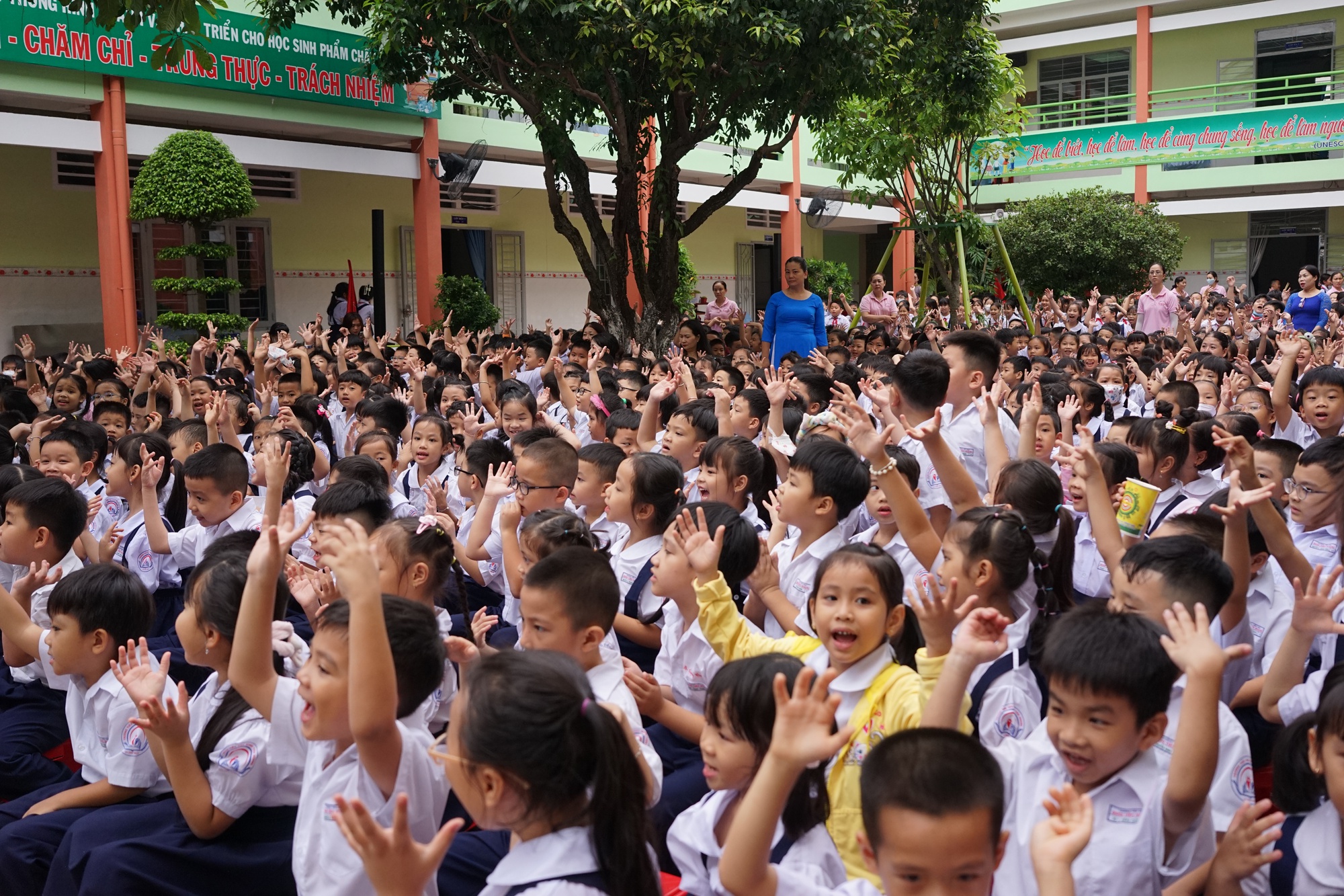 HEAD Sơn Minh trao mũ bảo hiểm cho học sinh trường tiểu học Đinh Ti&ecirc;n Ho&agrave;ng (TP Thủ Đức) - Ảnh 3.
