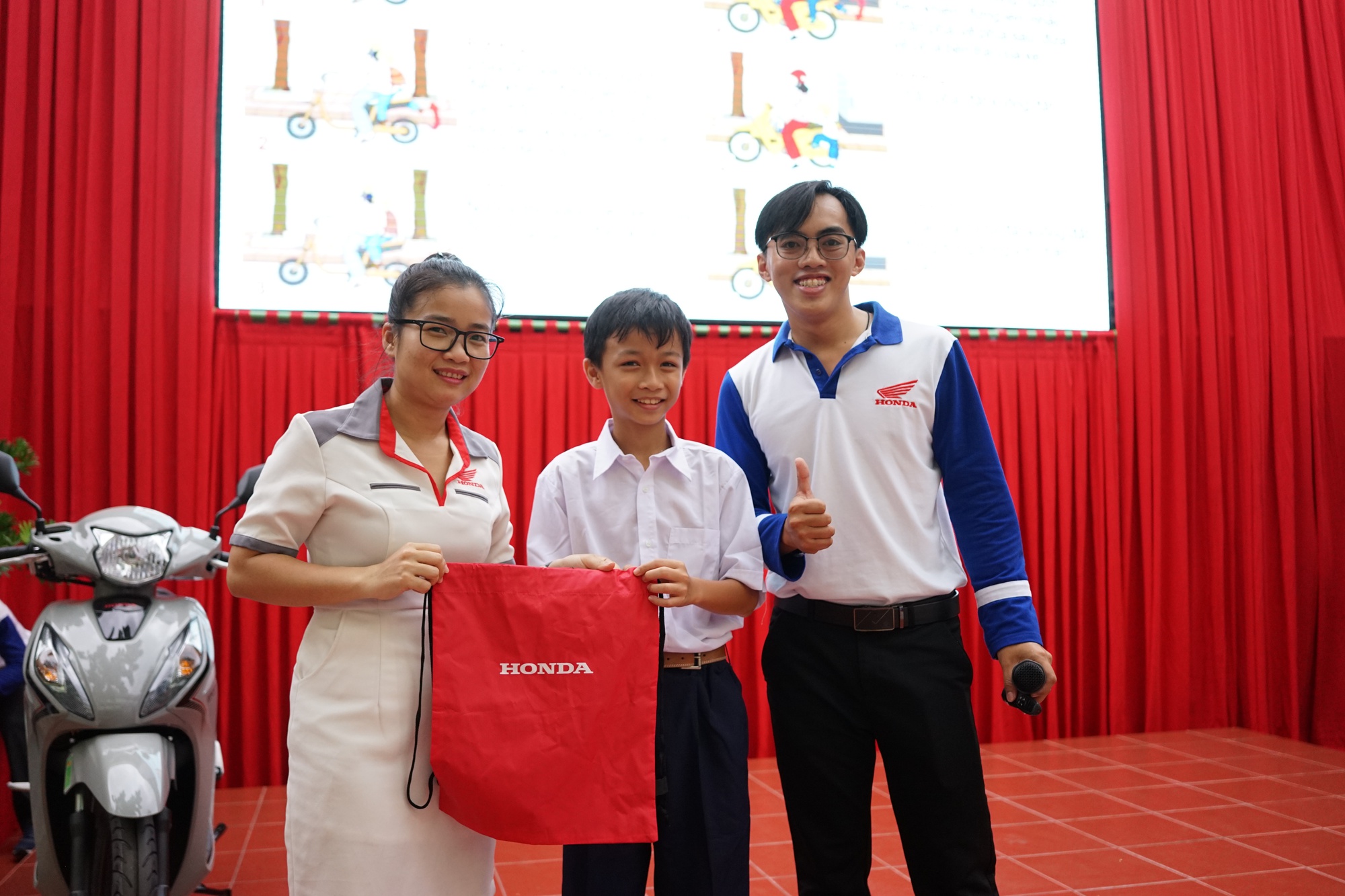 HEAD Sơn Minh trao mũ bảo hiểm cho học sinh trường tiểu học Đinh Ti&ecirc;n Ho&agrave;ng (TP Thủ Đức) - Ảnh 1.