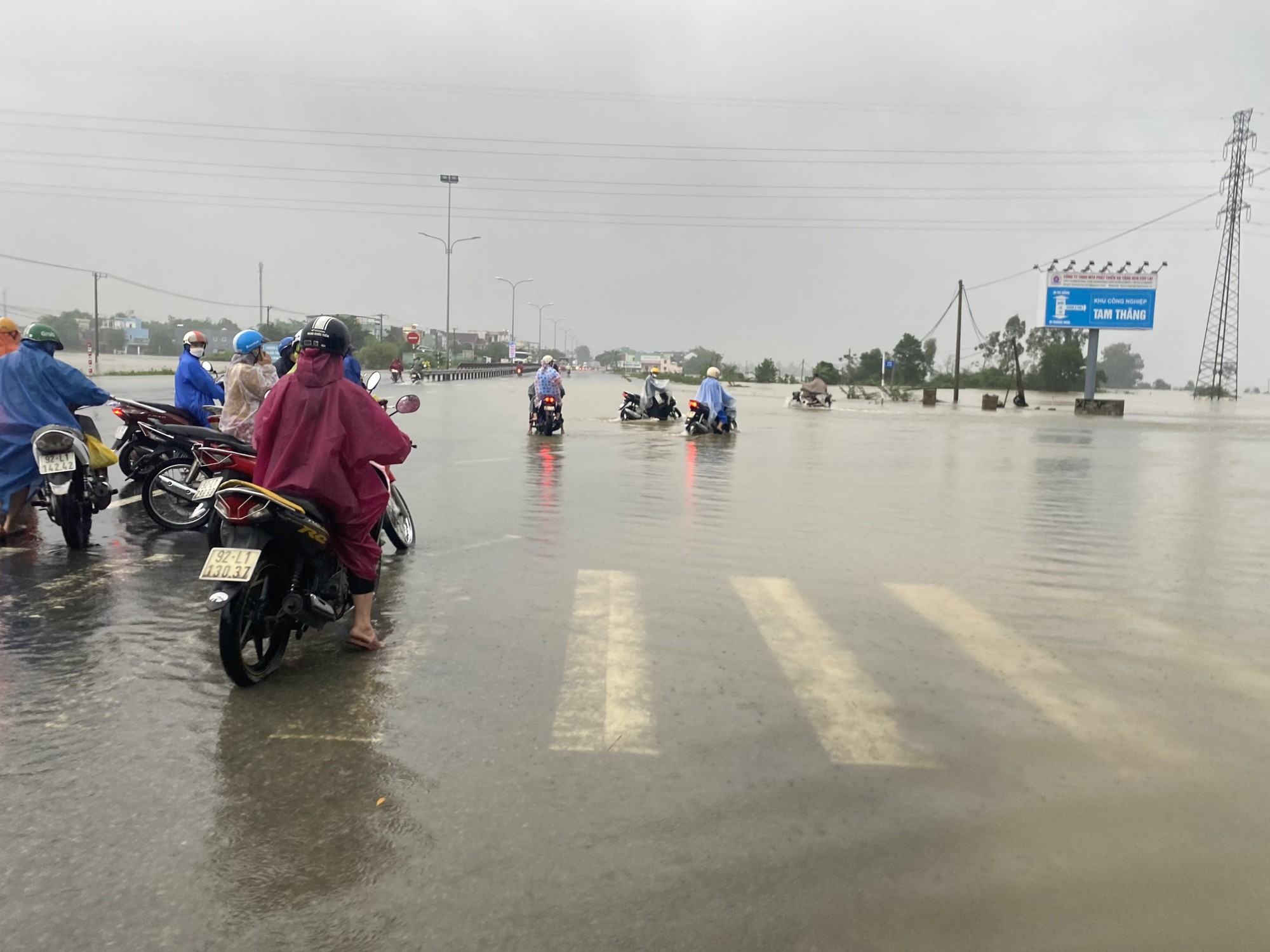 Xe m&aacute;y xếp d&atilde;y chờ qua v&ugrave;ng ngập quốc lộ 1A Quảng Nam s&aacute;ng đầu tuần - Ảnh 7.