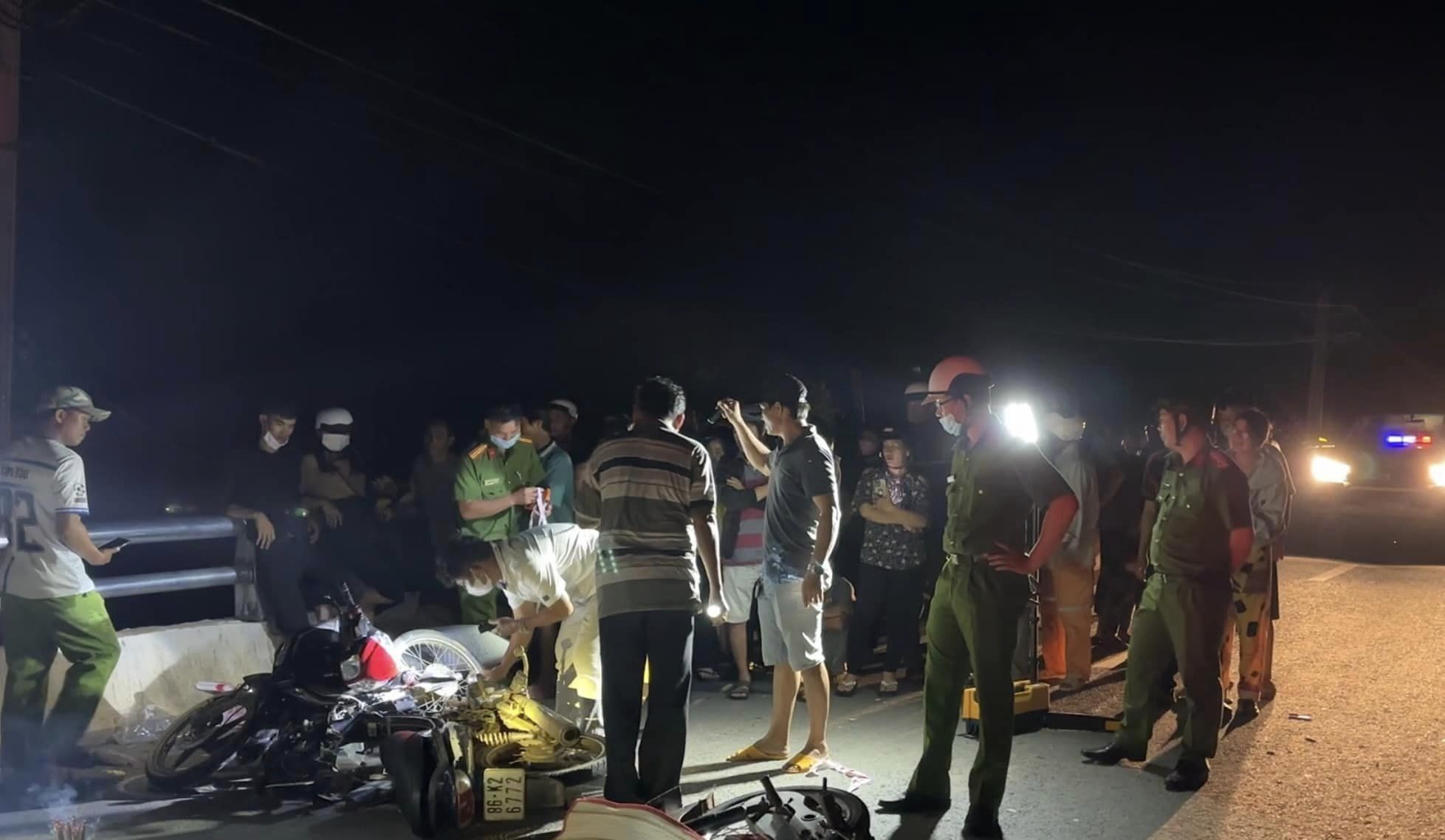 Tai nạn li&ecirc;n ho&agrave;n giữa ba xe m&aacute;y tr&ecirc;n cầu vượt, hai người tử vong - Ảnh 1.