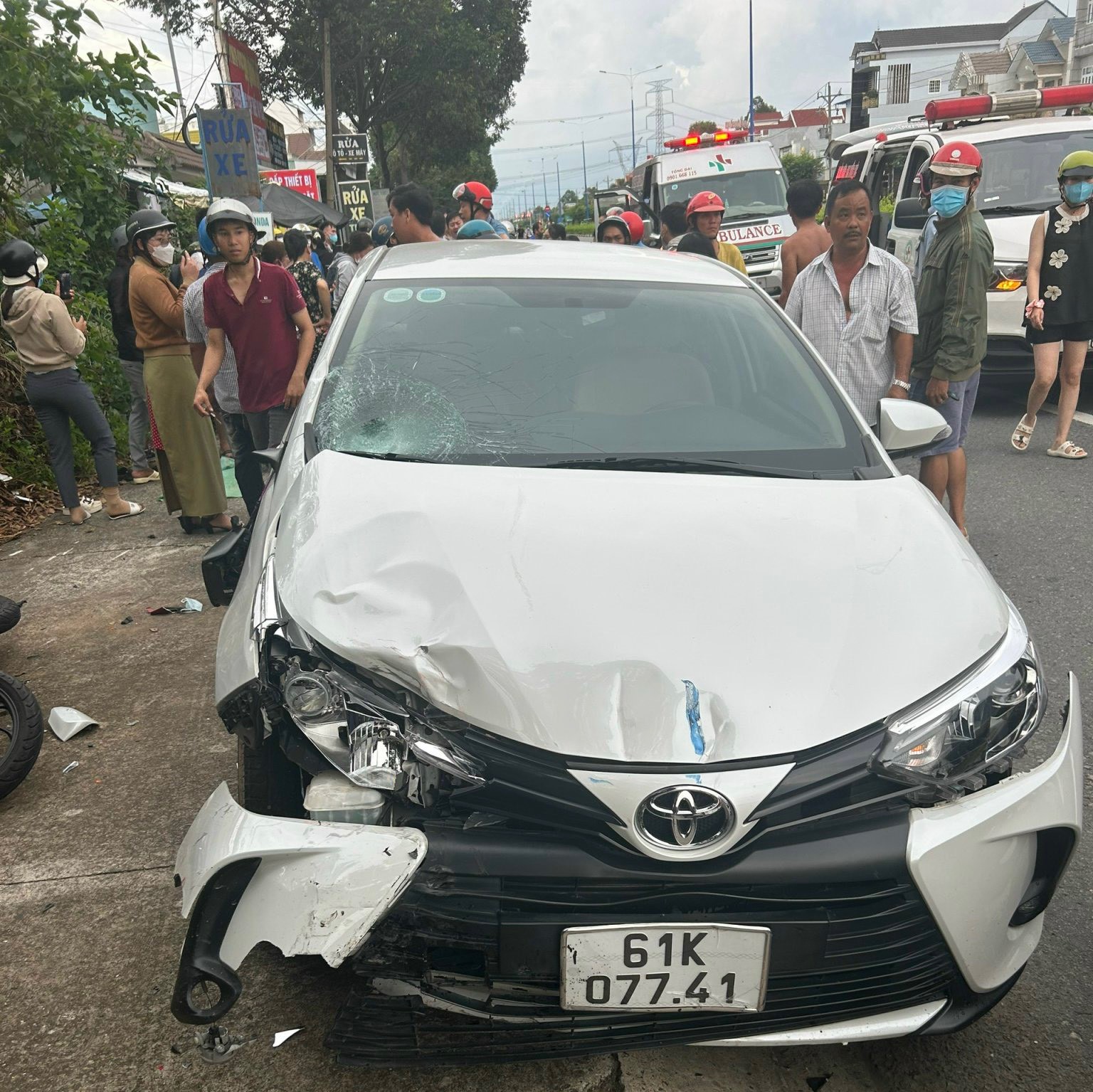 Đang điều tra vụ &ocirc; t&ocirc; t&ocirc;ng loạt xe m&aacute;y c&aacute;c phụ huynh chờ đ&oacute;n con, một người tử vong - Ảnh 1.