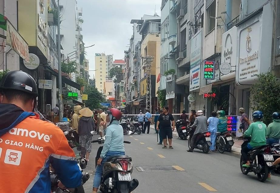 TP.HCM: Người đ&agrave;n &ocirc;ng đuổi ch&eacute;m loạn xạ rồi tự tử - Ảnh 1.