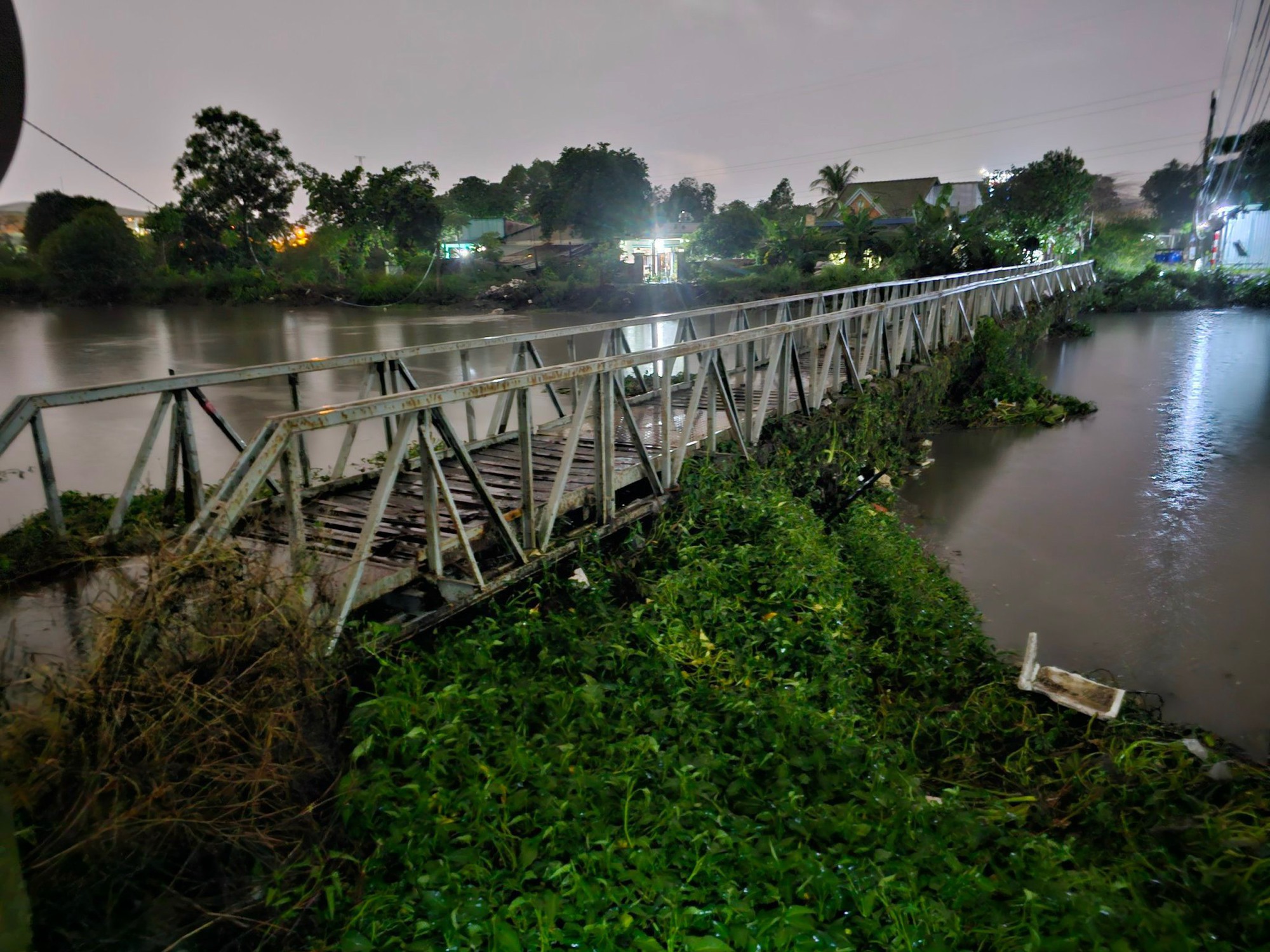 B&igrave;nh Dương khẩn trương khắc phục 2 c&acirc;y cầu sắt bị nước cuốn tr&ocirc;i - Ảnh 3.