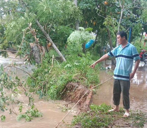Nước lũ bao v&acirc;y, giao th&ocirc;ng chia cắt, h&agrave;ng trăm hộ d&acirc;n bị c&ocirc; lập - Ảnh 2.