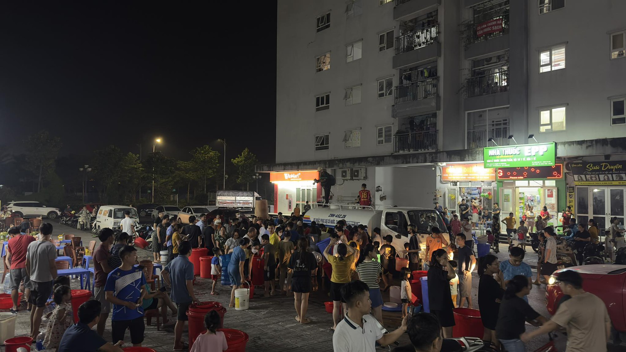 Cư d&acirc;n Thanh H&agrave; vẫn phải mang x&ocirc;, ch&acirc;u hứng nước từ xe t&eacute;c - Ảnh 2.