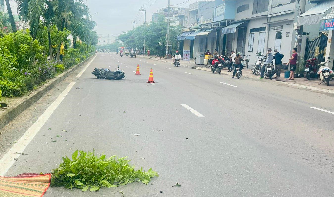 T&ocirc;ng v&agrave;o dải ph&acirc;n c&aacute;ch giữa, người đ&agrave;n &ocirc;ng đi xe m&aacute;y tử vong - Ảnh 1.